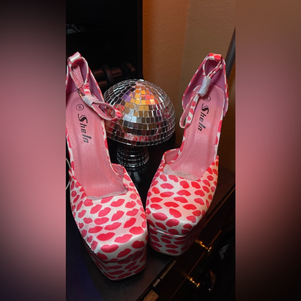 SHEIN Pink and Red Lip-Print Platform Heels